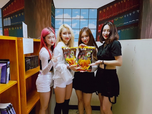 걸그룹 미드나잇, 전방 부대 위문공연… 훈제 토종닭 전달