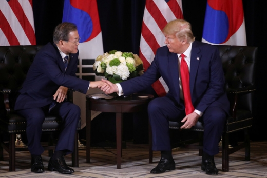 문재인 대통령(왼쪽)이 지난 24일(현지시간) 미국 뉴욕에서 열린 한미정상회담에서 도널드 트럼프 미국 대통령을 만나 악수하고 있다. /사진=로이터