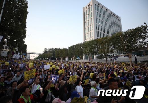지난 28일 서울 서초구 서울중앙지검 앞에 모인 시민들이 검찰개혁을 외치며 촛불집회를 갖고 있다. /사진=뉴스1