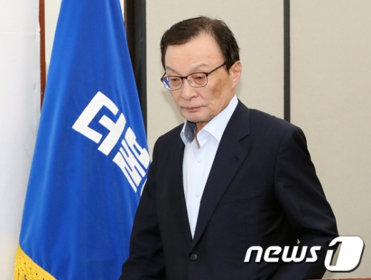 이해찬 더불어민주당 대표가 30일 국회에서 열린 최고위원회의에 참석하기 위해 자리에 들어서고 있다. /사진=뉴스1