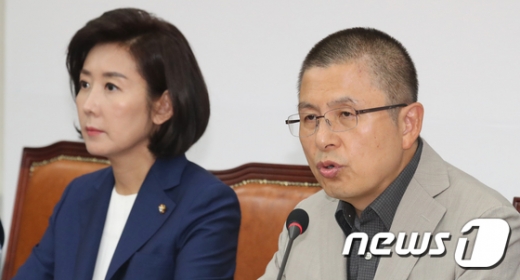 황교안 자유한국당 대표가 30일 국회에서 열린 최고위원회의에서 모두발언하고 있다. /사진=뉴스1