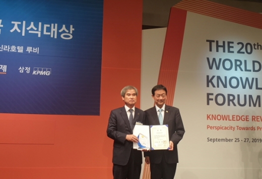남기찬 BPA 사장(왼쪽)이 ‘제8회 대한민국 지식대상’에서 국무총리상을 수상 후 진영 행정안전부 장관과 사진촬영을 하고 있다./사진제공=부산항만공사