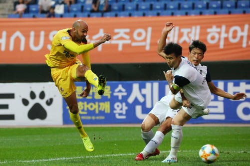 ▲지난 9월28일 30라운드 서울E전 펠리페 슈팅/사진제공=광주FC