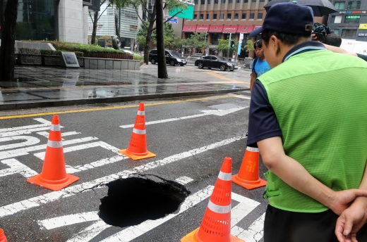최근 발생한 서울시내 한 싱크홀. /사진=뉴시스 박주성 기자