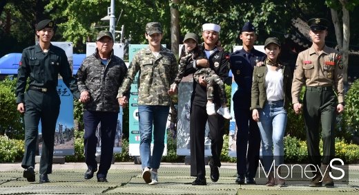 [머니S포토] 시민들과 함께하는 국군응원 캠페인