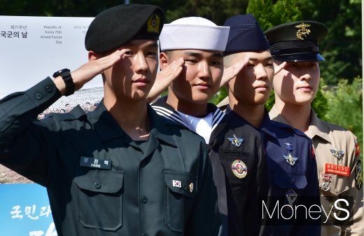 [머니S포토] 시민들과 함께하는 국군응원 캠페인