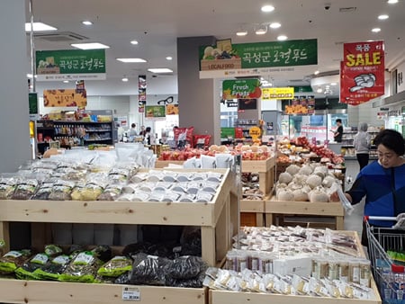 롯데수퍼 문흥점에 곡성군 로컬푸드 직매장이 들어섰다. /사진제공=전남도