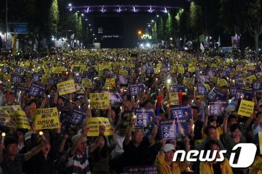 지난 28일 서울 서초구 서울중앙지검 앞에 모인 시민들이 검찰개혁을 요구하는 촛불집회를 갖고 있다. /사진=뉴스1