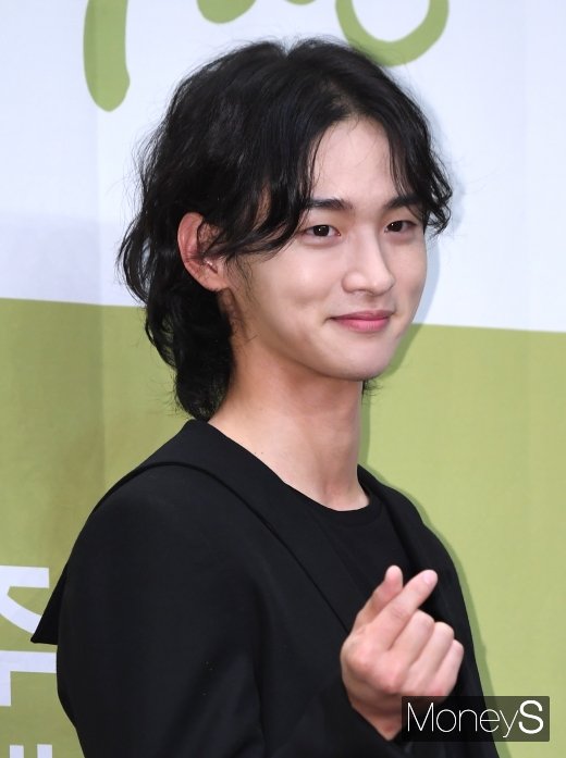[머니S포토] 장동윤 '심쿵 미니하트'