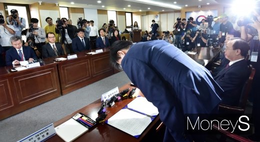 [머니S포토] 법무·검찰 개혁위원에 고개숙여 인사하는 조국