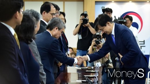 [머니S포토] 법무·검찰 개혁위원들과 인사 나누는 조국 장관