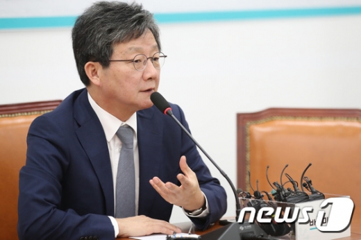 '변화와 혁신을 위한 비상행동' 대표를 맡은 유승민 바른미래당 의원이 30일 오전 서울 여의도 국회에서 기자회견을 갖고 취재진의 질문에 답하고 있다. /사진=뉴스1