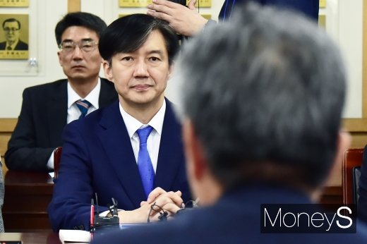 [머니S포토] 조국 장관, 검찰개혁 관련 위원장 발언 경청