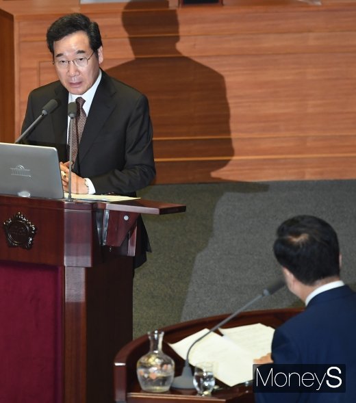[머니S포토] 질의에 답하는 이낙연 국무총리