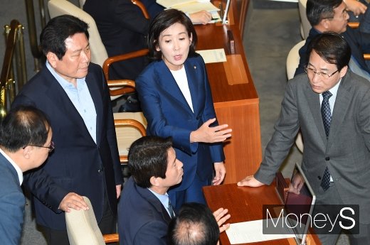 [머니S포토] 심각하게 대화하는 여야 원내대표