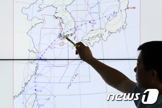 30일 경기 수원시 권선구 수도권기상청에서 예보관들이 제18호 태풍 '미탁'의 경로를 살펴보고 있다. /사진=뉴스1