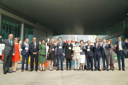 30일 광주 김대중컨벤션센터에서 코이카가 개최한 ‘2019 코이카 광주 평화 & SDG 세계시민 축제’에 참여한 (좌측에서 여섯번째부터) 페기 힉스 유엔 인권최고대표사무소 특사, 이용섭 광주광역시장, 파이다 탈리브 인도네시아 젬버시장, 최영애 국가인권위원장, 정진 세계인권도시포럼 추진위원장, 장휘국 광주시 교육감, 최문순 강원도지사, 송웅엽 코이카 글로벌파트너십본부 이사가 기념촬영을 하고 있다. /사진제공=코이카