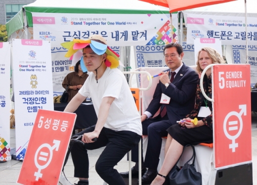 30일 광주 김대중컨벤션센터에서 코이카가 개최한 ‘2019 코이카 광주 평화 & SDG 세계시민 축제’에서 펼쳐진 희망 자전거 퍼레이드에 참가한 이용섭 광주광역시장(좌측)과 페기 힉스 유엔 인권최고대표사무소 특사(우측). /사진제공=코이카