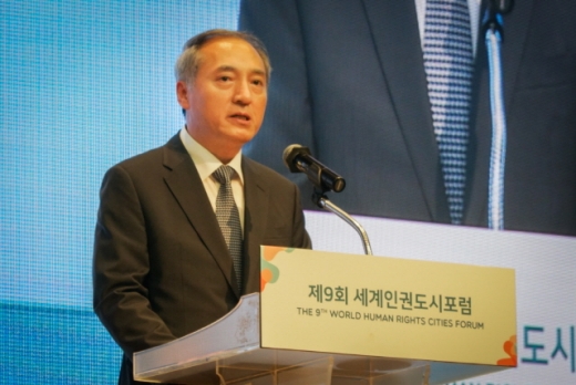 30일 광주 김대중컨벤션센터에서 개최된 ‘제9회 세계인권도시포럼’ 개회식에서 송웅엽 코이카 글로벌파트너십본부 이사가 환영사를 하고 있다. /사진제공=코이카
