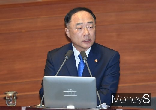 [머니S포토] 경제분야 대정부 질문에 답변하는 홍남기 경제부총리