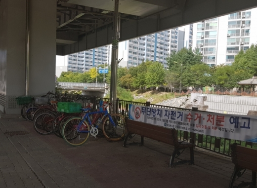 의정부경전철 하부에 무단 방치된 자전거 모습. / 사진제공=의정부시