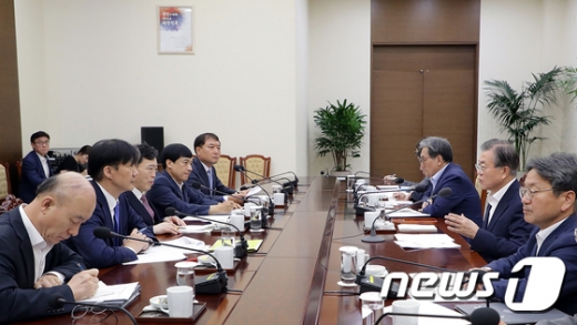 문재인 대통령(오른쪽 두번째)이 30일 청와대에서 조국 법무부 장관(왼쪽 두번째)에게 업무보고를 받고 있다. /사진=뉴스1