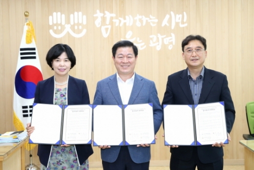 30일 광명시가 광명교육지원청, 광명동초등학교와 광명동초 학교복합화 사업을 위한 업무협약을 체결한 가운데 김광옥 교육장(왼쪽). / 사진제공=광명시