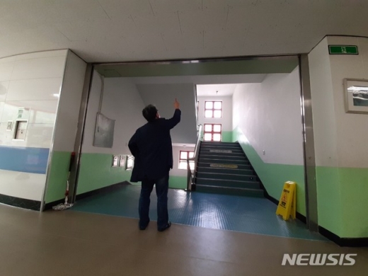 30일 오전 8시30분쯤 경남 김해시 한 초등학교에서 등교하던 2학년 A군(9)이 방화셔터 오작동으로 부상을 입고 병원에서 치료를 받고 있으나 의식을 회복하지 못하고 있다. 사진은 학교 현장. /사진=뉴시스