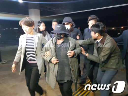 거액의 사기혐의를 받고 있는 래퍼 마이크로닷(본명 신재호·25)의 부모가 지난 4월8일 밤 충북 제천경찰서로 압송되고 있다. /사진=뉴스1