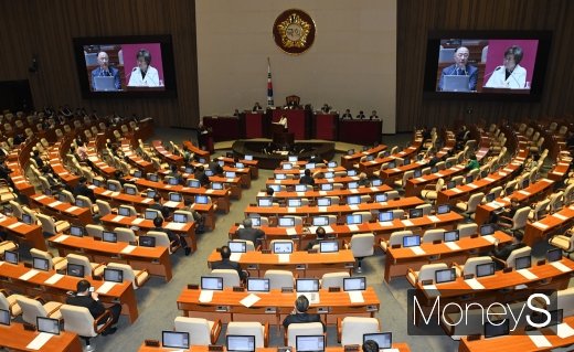 지난달 30일 서울 여의도 국회에서 열린 제371회 국회(정기회) 제4차 본회의 경제분야에 대한 대정부질문에서 홍남기 경제부총리 겸 기획재정부 장관이 질의에 답변하고 있다. /사진=임한별 기자