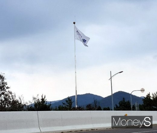  목포IC 인근에 설치된 브랜드 이미지(BI)홍보기가 도로 보다 아래에 설치돼 사업 실효성 논란이 일고 있다. /사진=홍기철기자