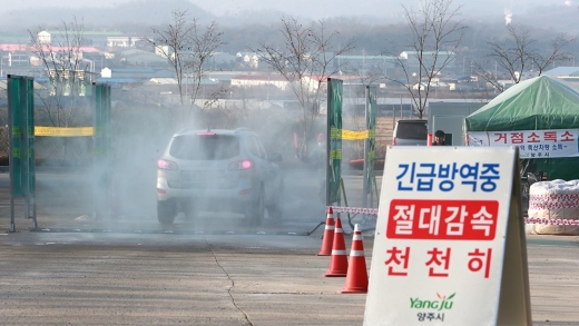경기도가 최근 아프리카돼지열병(ASF) 차단방역에 총력을 기울이고 있는 가운데, 올해 10월부터 내년 2월까지 조류인플루엔자(AI)·구제역 등 동물 질병을 막기 위한 ‘특별방역기간’을 운영한다. / 사진제공=경기도 