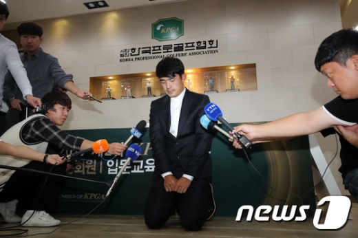 손가락 욕설로 논란을 일으킨 김비오(호반건설)가 1일 경기 성남시 분당구 한국프로골프협회에서 열린 상벌위원회를 마친 뒤 무릎꿇고 사죄하고 있다. /사진=뉴스1