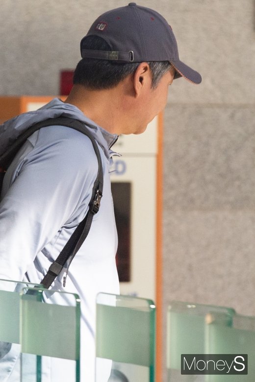 [머니S포토] 검찰 청사 들어서는 조국 동생