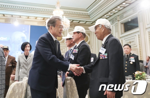 문재인 대통령이 지난 6월24일 청와대 영빈관에서 열린 국군 및 유엔군 참전 유공자 초청 오찬에서 참석자들과 인사를 나누고 있다. /사진=청와대 제공