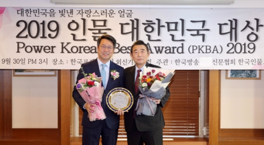 ‘2019 인물 대한민국 대상’ 시상식에 참석한 롯데관광개발 백현 대표이사 사장(왼쪽)과 한국방송신문협회 이보길 회장. /사진제공=롯데관광
