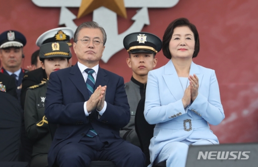 문재인 대통령이 1일 대구 공군기지에서 열린 제71주년 국군의 날 기념식에서 정경두 국방부 장관의 환영사에 박수 보내고 있는 모습. /사진=뉴시스     