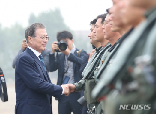 문재인 대통령이 1일 대구 공군기지에서 열린 제71주년 국군의 날 기념식에서 제병지휘부, 영공 수호비행 조종사, 정비사 및 국기 고공강하팀을 격려하고 있는 모습. /사진=뉴시스     