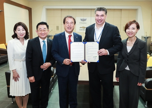 한국지엠한마음재단(이하 한국지엠재단)이 초록우산어린이재단(이하 어린이재단)과 차량기증 업무협약을 맺고 사회 취약계층 가정에 생애 첫차를 지원한다고 1일 밝혔다. (오른쪽부터)이날 행사에 참석한 한국지엠재단 황지나 사무총장, 카허 카젬 이사장, 어린이재단 이제훈 회장, 방송인 이홍렬, 어린이재단 인천지역본부 본부장 신정원이 기념촬영을 하고 있는 모습. /사진=한국지엠