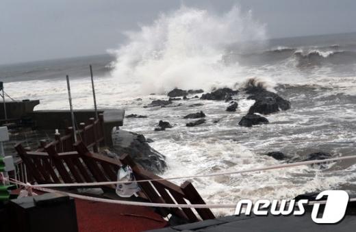 제주도가 제18호 태풍 '미탁(MITAG)'의 영향권에 진입한 1일 오후 제주 서귀포시 중문 앞바다에 거친 파도가 일고 있다. 미탁이 제주에 최근접하는 시점은 2일 오후 9시로 예보됐다./사진=뉴스1