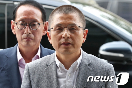 황교안 자유한국당 대표가 1일 오후 패스트트랙(신속처리안건) 지정 과정에서 벌어진 국회 내 충돌 사건 수사와 관련해 서울 양천구 서울남부지방검찰청으로 출석하고 있다. /사진=뉴스1