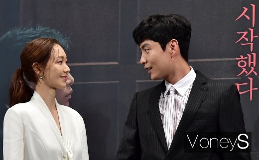 [머니S포토] 이민기-이유영, 눈빛만 봐도 이제는 통하는 사이