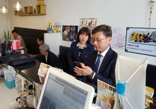 정하영 김포시장이 김포폐이를 사용하고 있다. / 사진제공=경기도