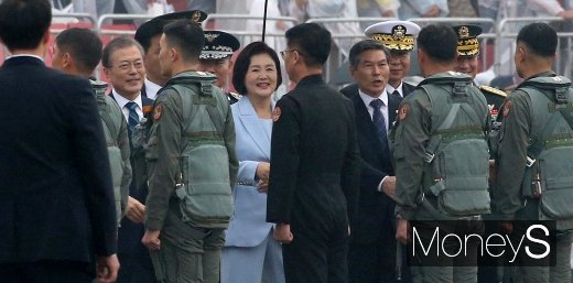 [머니S포토] 국군의날, 장병 격려하는 문재인 대통령