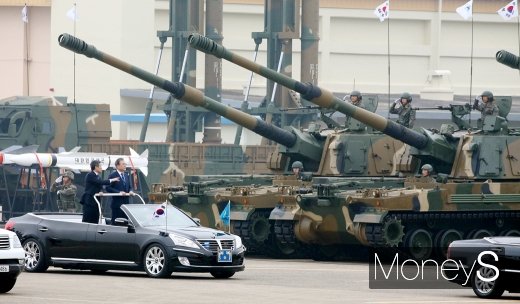 [머니S포토] 제71회 국군의 날, 지상사열하는 문재인 대통령