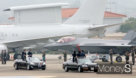 [머니S포토] 북한이 두려워하는 F-35A 사열하는 문재인 대통령