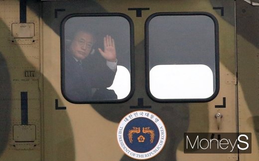 [머니S포토] 제71회 국군의 날, 수리온에서 손 흔드는 문재인 대통령