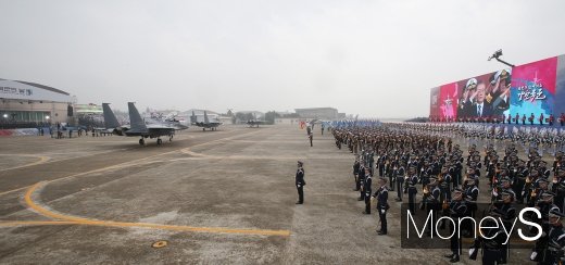 [머니S포토] 국군의 날, 경례받는 문재인 대통령