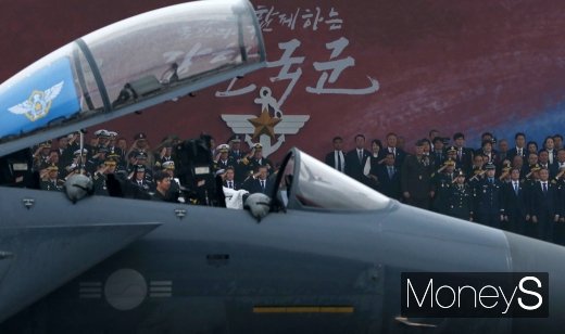 [머니S포토] 영공수호비행 F-15K 복귀, 경례받는 문재인 대통령