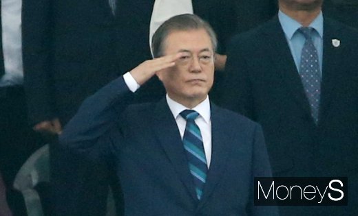 [머니S포토] 제71회 국군의 날, 경례받는 문재인 대통령